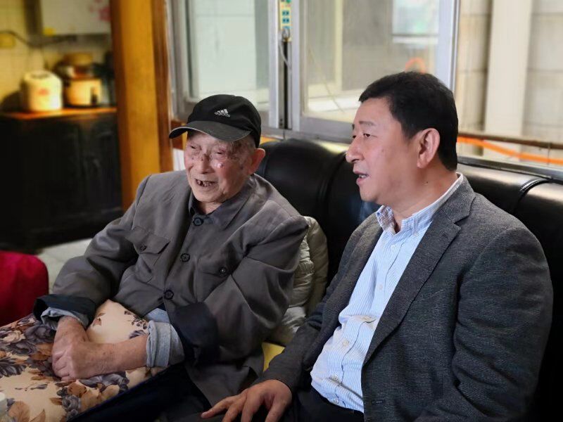 銘記歷史，不忘初心——公司領(lǐng)導(dǎo)班子看望慰問(wèn)公司退休職工、抗戰(zhàn)老兵黃開仁