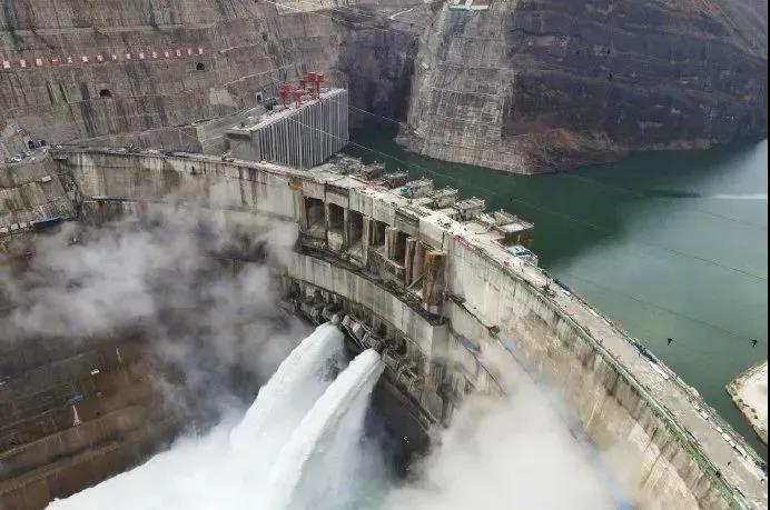世界在建最大水電站大壩全線澆筑到頂，首批機組7月前投產(chǎn)發(fā)電